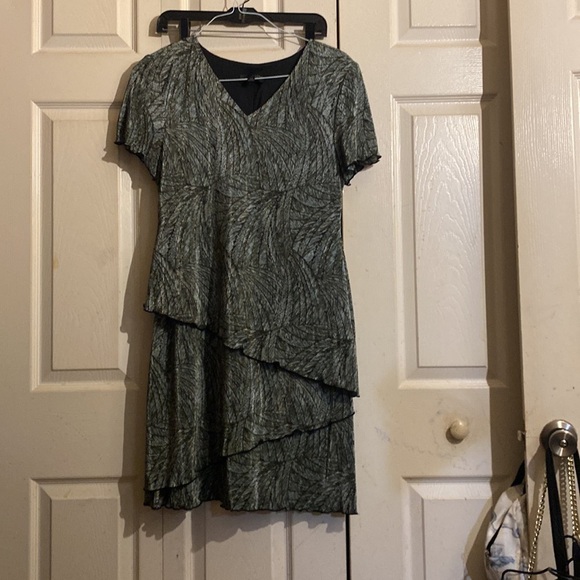 Dress with layered look velvet type fabric kind of shinny very nice - Picture 3 of 8